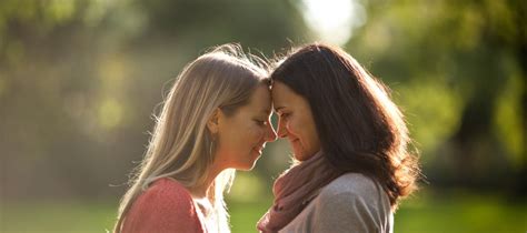 Beso profundo con Gina Gerson. . Videos pornos lesbianismo